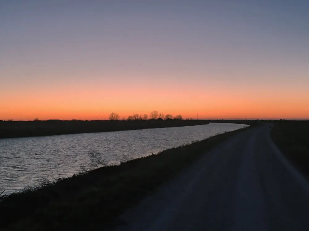 Tramonto su una strada tra le lagune del Delta del Po